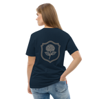 Vrouw draagt een donkerblauw unisex T-shirt van NaBeau