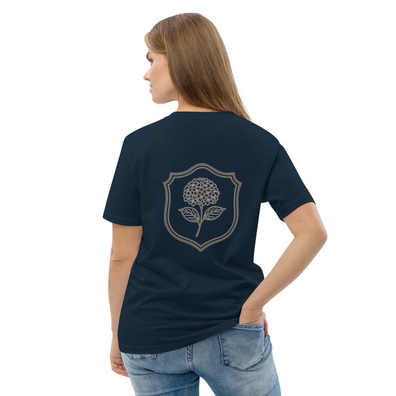 Vrouw draagt een donkerblauw unisex T-shirt van NaBeau